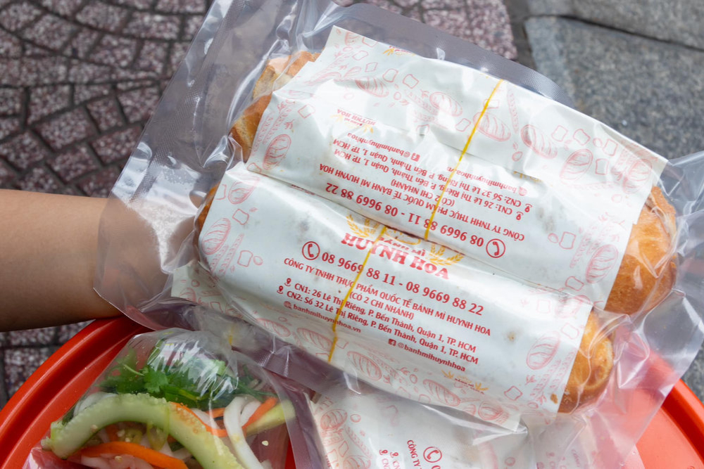 The shop offers free vacuum sealing and box packaging for customers who want to transport banh mi over long distances